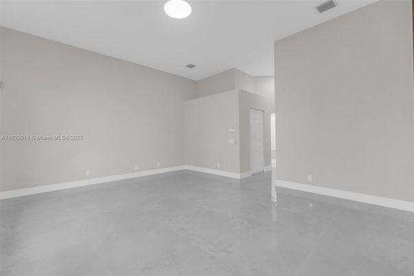 Empty room, Interior