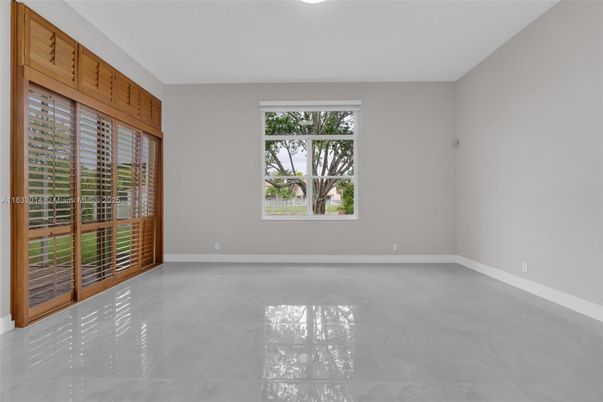 Empty room, Interior