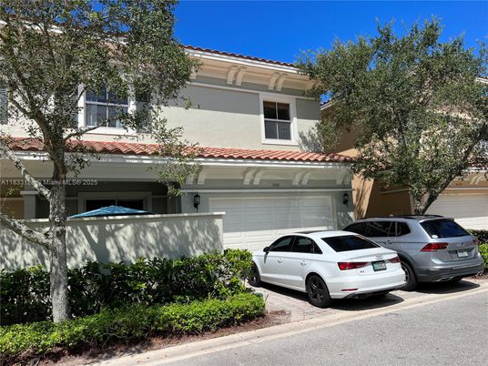 Attached, Exterior, Facade, Mediterranean
