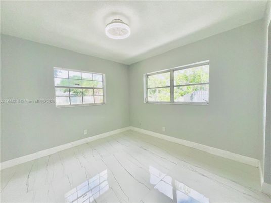 Empty room, Interior