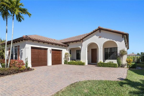 Attached, Exterior, Facade, Spanish Mediterranean