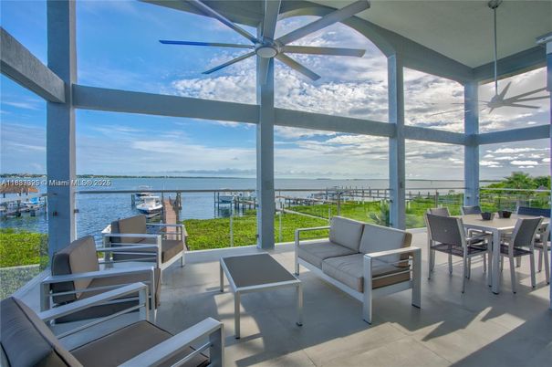 Interior, Sun Room, Water