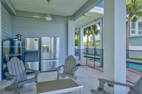 Exterior, Stainless Steel Appliances