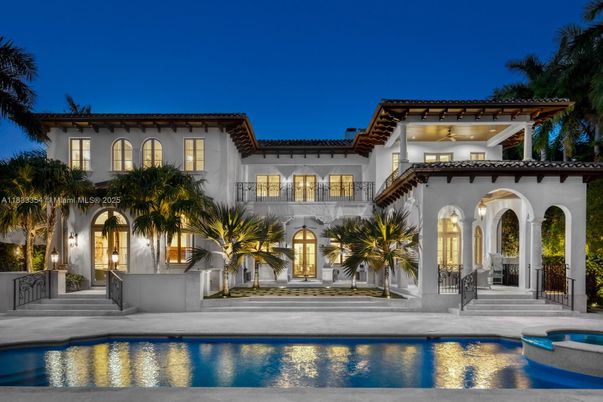 Exterior, Facade, Pool, Mediterranean