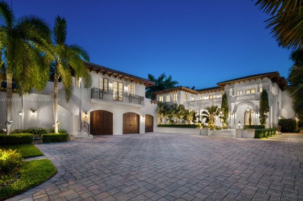Attached, Exterior, Facade, Mediterranean