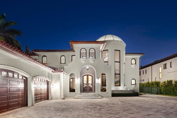 Attached, Exterior, Facade, Mediterranean