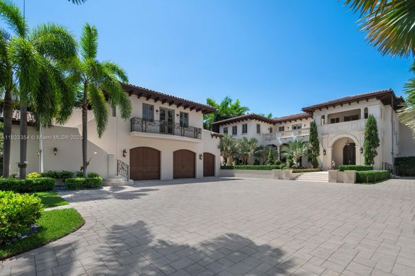 Attached, Exterior, Facade, Mediterranean