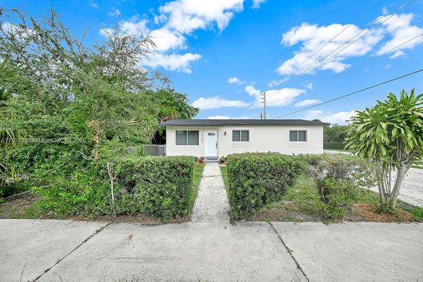 Exterior, Facade, Ranch