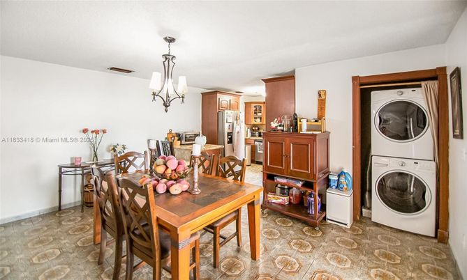 Chandelier, Dining room, Interior, Kitchen, Utility Closets, Washer