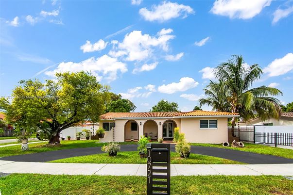 Backyard, Exterior, Facade, Ranch
