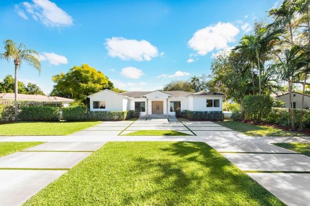 Backyard, Exterior, Facade, Ranch