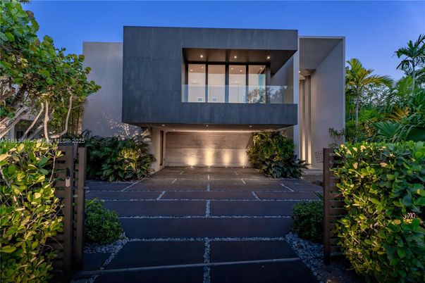 Attached, Exterior, Facade, Modern