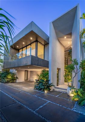Exterior, Facade, Modern