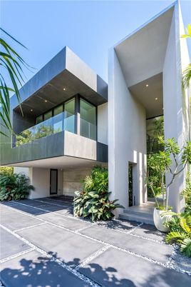 Exterior, Facade, Modern