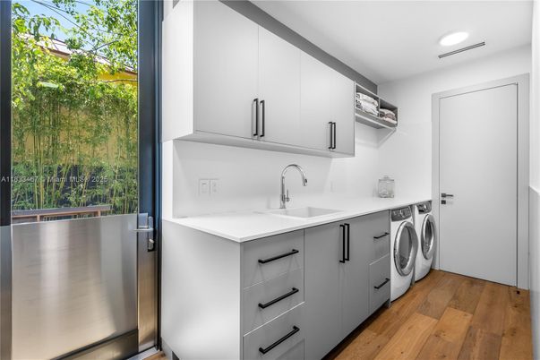 Interior, Recessed Lighting, Washer, Wood Texture Flooring