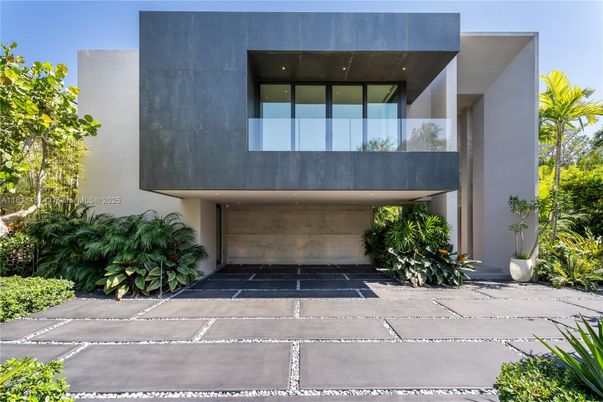 Attached, Exterior, Facade, Modern