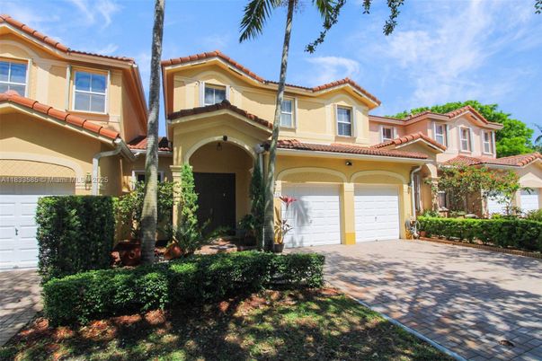 Attached, Exterior, Facade, Mediterranean