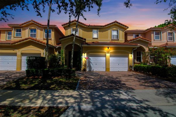 Attached, Exterior, Facade, Mediterranean
