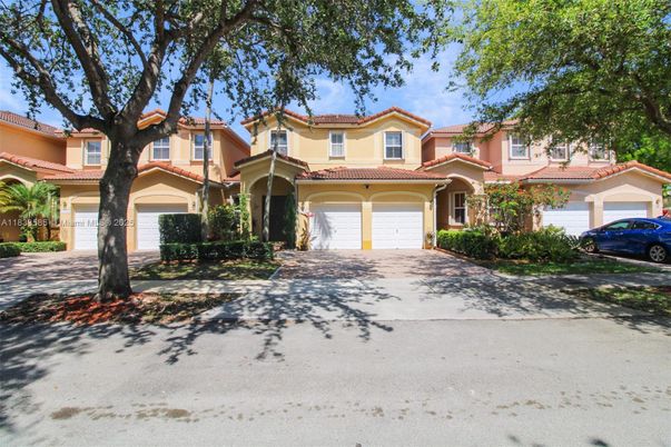 Attached, Exterior, Facade, Mediterranean