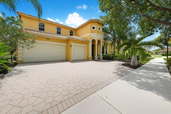 Attached, Exterior, Facade, Mediterranean