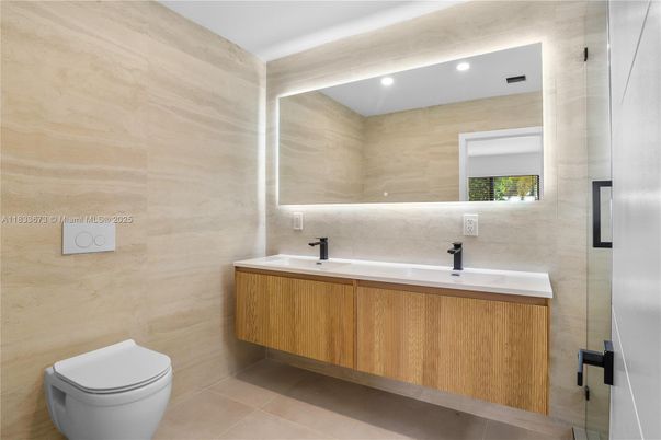Bathroom, Interior, Recessed Lighting