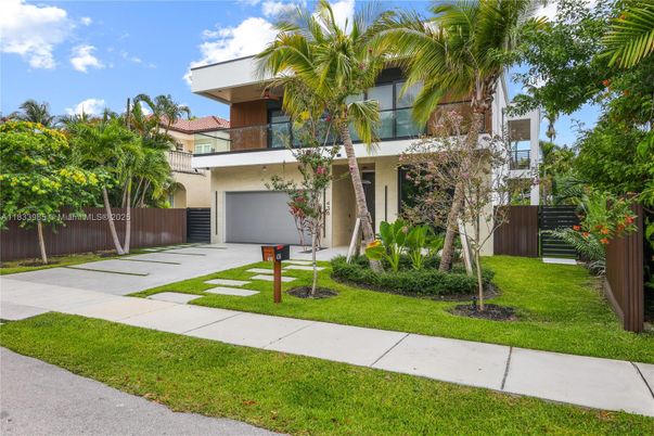 Attached, Backyard, Exterior, Facade, Modern