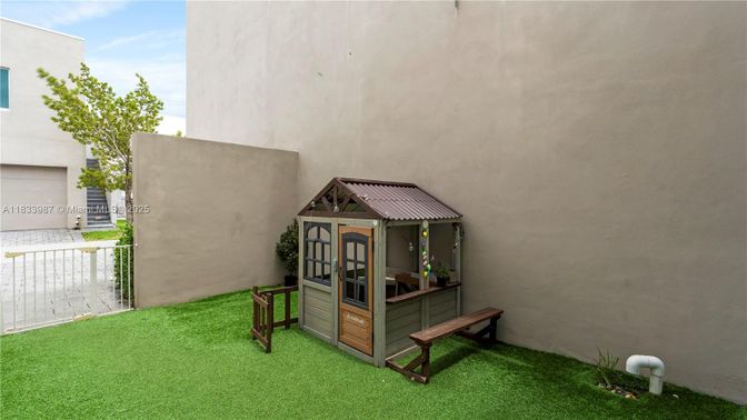 Backyard, Exterior