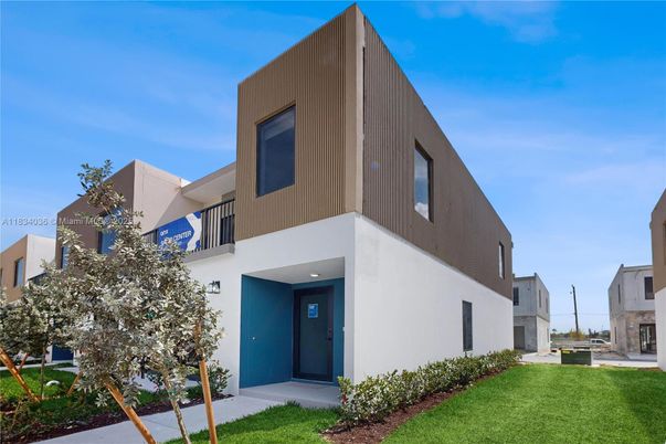 Attached, Backyard, Exterior, Facade, Modern