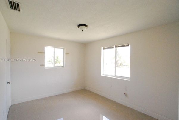 Empty room, Interior