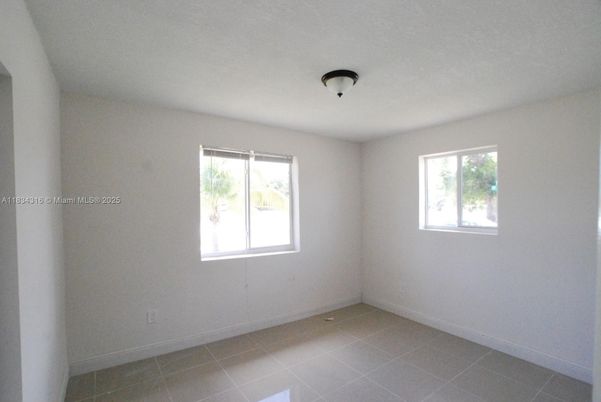 Empty room, Interior