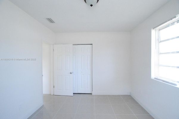 Empty room, Interior