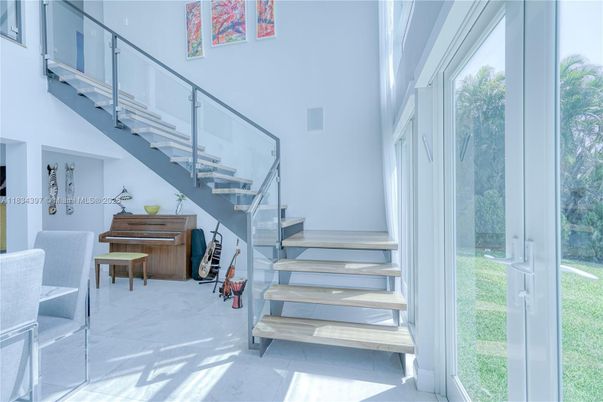 Interior, Piano