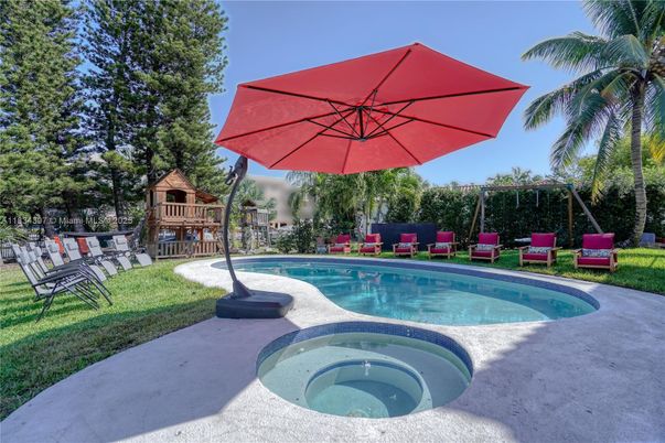 Exterior, Playground, Pool