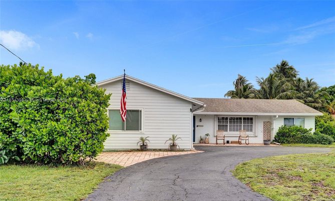 Exterior, Facade, Ranch