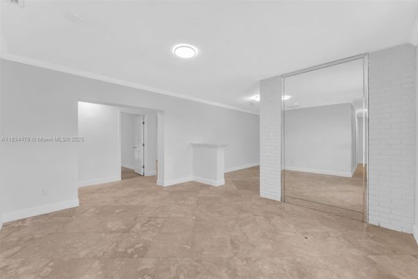 Empty room, Interior