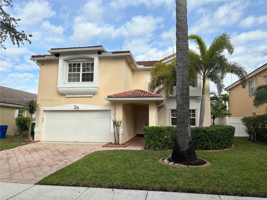 Attached, Exterior, Facade, Mediterranean