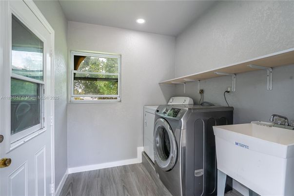 Interior, Recessed Lighting, Washer, Wood Texture Flooring