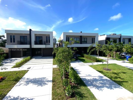 Exterior, Facade, Modern