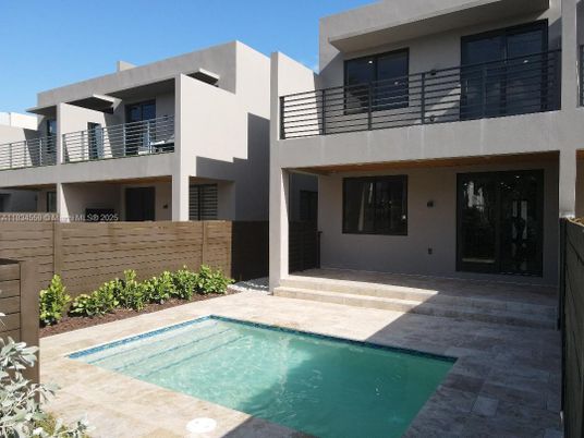 Exterior, Facade, Pool, Modern
