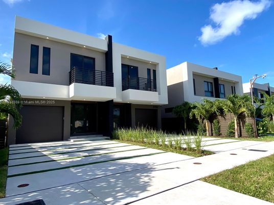 Attached, Backyard, Exterior, Facade, Modern
