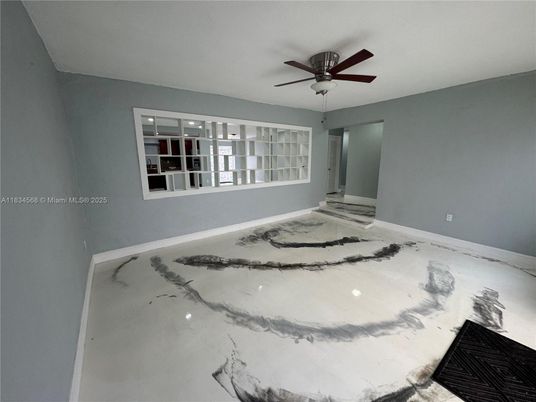 Empty room, Interior