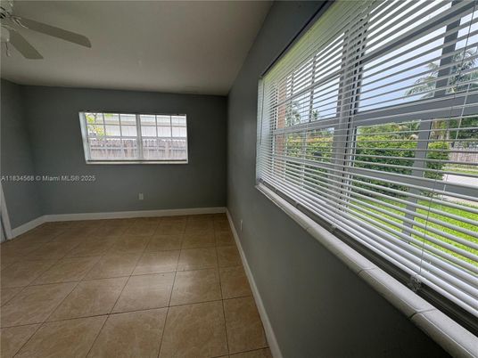 Empty room, Interior
