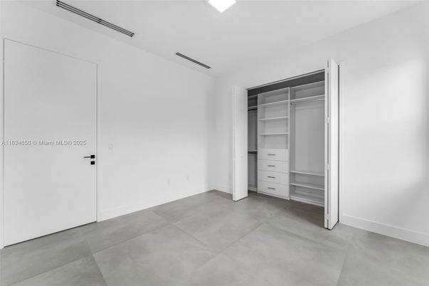 Empty room, Interior