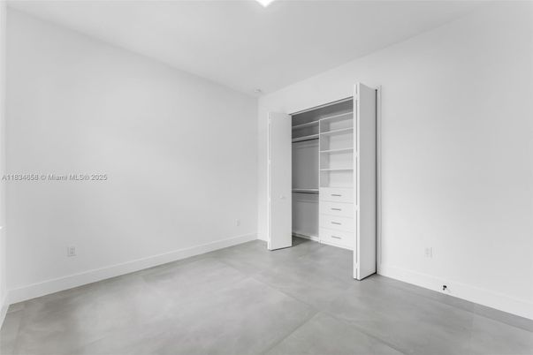 Empty room, Interior
