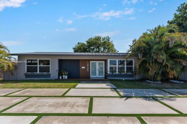 Backyard, Exterior, Facade, Ranch