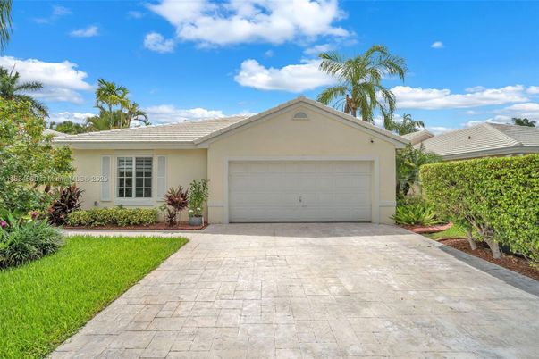 Attached, Exterior, Facade, Ranch