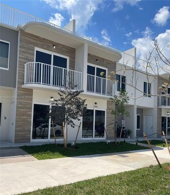 Exterior, Facade, Modern