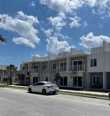 Exterior, Facade, Rowhouse