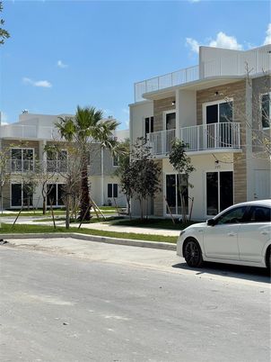 Exterior, Facade, Modern