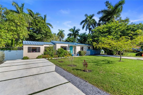 Backyard, Exterior, Facade, Ranch